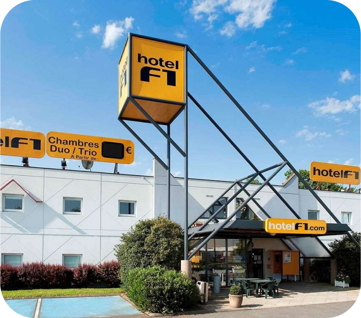 Salle à manger spacieuse et lumineuse à l'hôtel F1 de Pontarlier, idéale pour un repas convivial