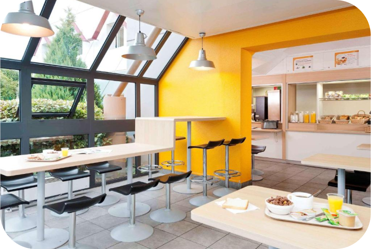 Salle à manger spacieuse et lumineuse à l'hôtel F1 de Pontarlier, idéale pour un repas convivial