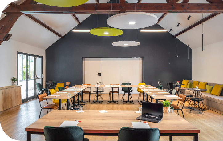 Salle de séminaire d'entreprise moderne à l'hôtel Ibis de Beaune