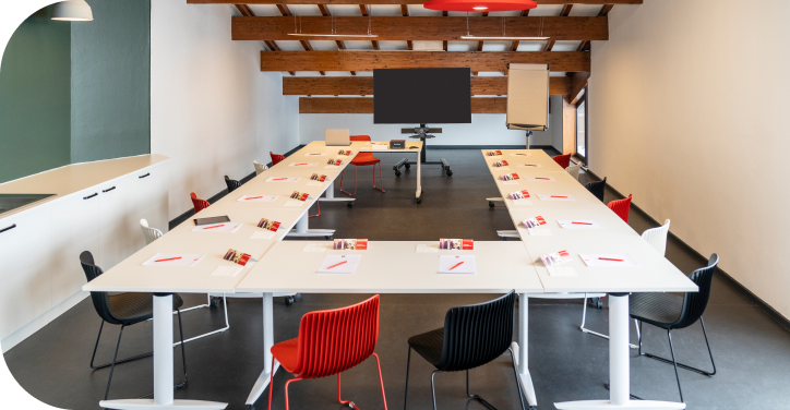 Salle de séminaire d'entreprise à l'hôtel Ibis de Pontarlier, équipée pour des événements professionnels dans le Jura