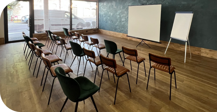 Salle de séminaire d'entreprise à l'hôtel Ibis Styles de Beaune, équipée pour des événements professionnels