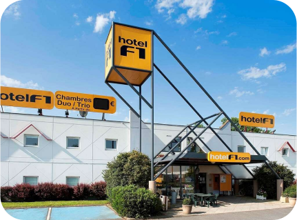 Salle à manger spacieuse et lumineuse à l'hôtel F1 de Pontarlier, idéale pour un repas convivial