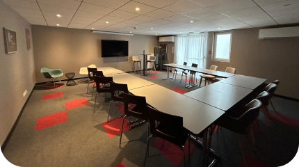 Salle de séminaire d'entreprise à l'hôtel Ibis de Nuits-Saint-Georges, idéale pour réunions professionnelles en Bourgogne