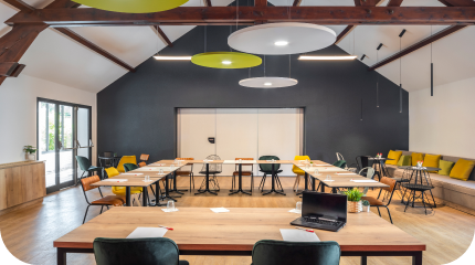 Salle de séminaire d'entreprise moderne à l'hôtel Ibis de Beaune