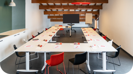 Salle de séminaire d'entreprise à l'hôtel Ibis de Pontarlier, équipée pour des événements professionnels dans le Jura