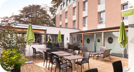 Terrasse ensoleillée de l'Ibis Styles à Beaune, idéale pour se détendre