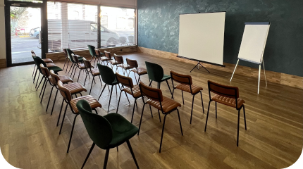 Salle de séminaire d'entreprise à l'hôtel Ibis Styles de Beaune, équipée pour des événements professionnels