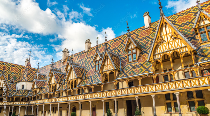 Toit traditionnel de l'Hôtel-Dieu à Beaune avec tuiles colorées, emblème de la région