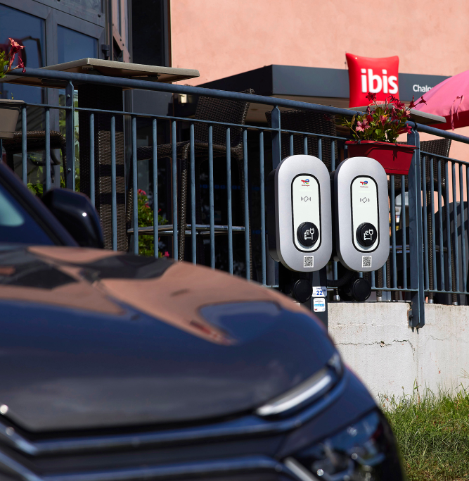 Borne de recharge pour voiture électrique à l'hôtel Ibis de Chalon-sur-Saône