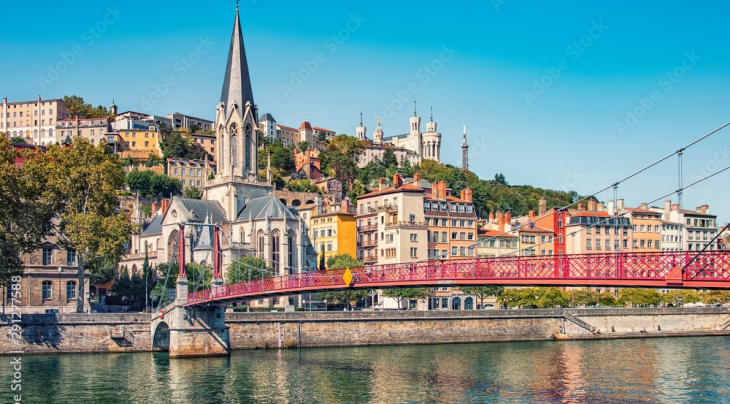 Vue de la rive de la Saône à Lyon, entre nature et patrimoine historique