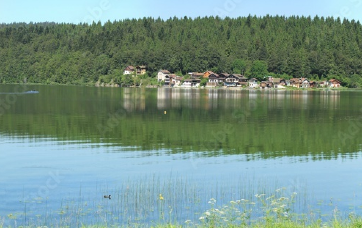 Lac typique de Pontarlier entouré de paysages naturels du Jura