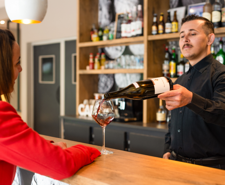 Bar sommelier au restaurant de l'hôtel Ibis à Nuits-Saint-Georges, mettant en avant des vins locaux