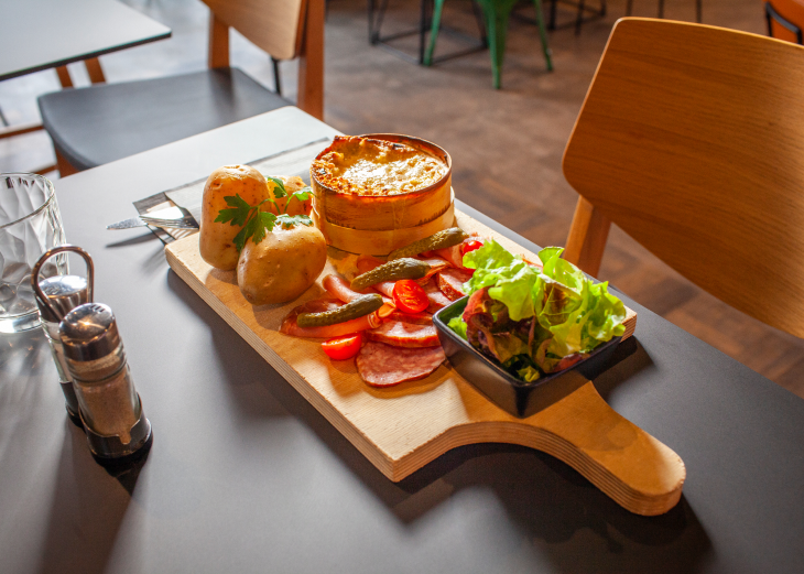 Repas chaud et réconfortant au restaurant de l'hôtel Ibis à Pontarlier