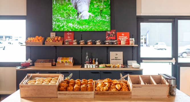 Petit déjeuner local et gourmand à l'hôtel Ibis de Nuits-Saint-Georges