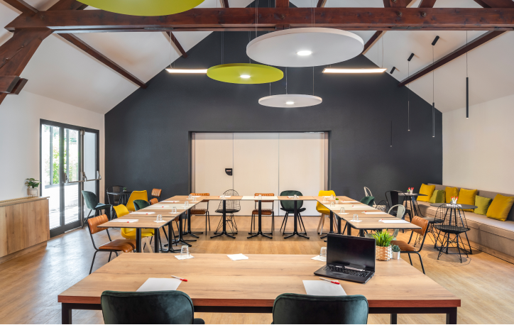 Salle de séminaire d'entreprise moderne à l'hôtel Ibis de Beaune