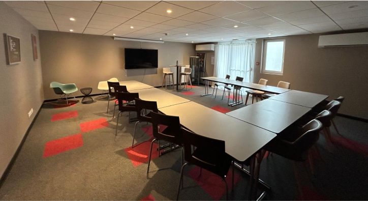 Salle de séminaire d'entreprise à l'hôtel Ibis de Nuits-Saint-Georges, idéale pour réunions professionnelles en Bourgogne