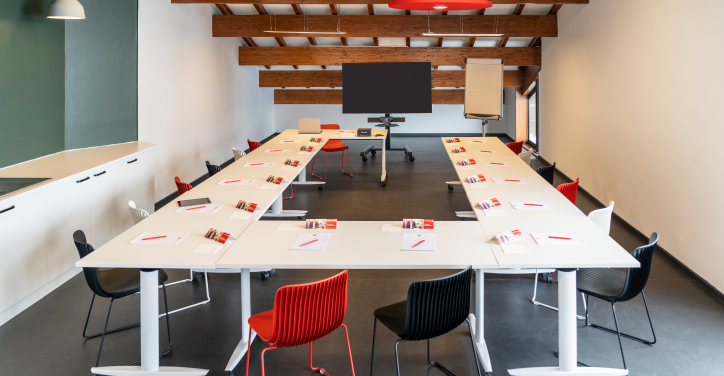 Salle de séminaire d'entreprise à l'hôtel Ibis de Pontarlier, équipée pour des événements professionnels dans le Jura