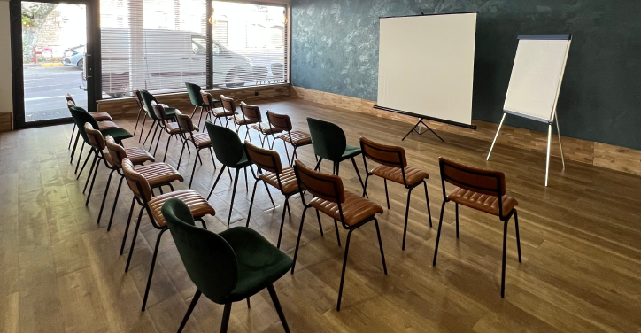 Salle de séminaire d'entreprise à l'hôtel Ibis Styles de Beaune, équipée pour des événements professionnels