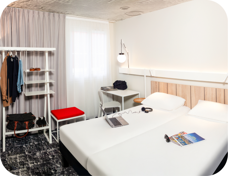 Chambre confortable à l'hôtel Ibis de Pontarlier, parfaite pour un séjour relaxant dans le Jura