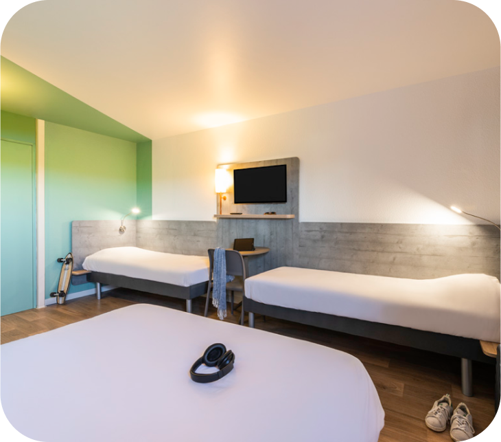 Chambre triple à l'hôtel Ibis Budget de Nuits-Saint-Georges, idéale pour un séjour en famille ou entre amis