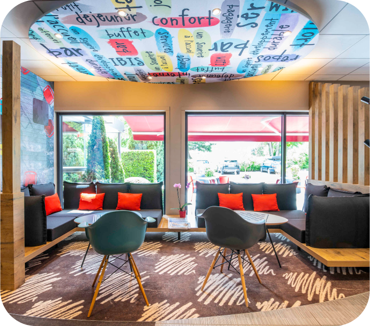 Salon décoré à l'hôtel Ibis de Nuits-Saint-Georges, offrant un cadre chaleureux et moderne