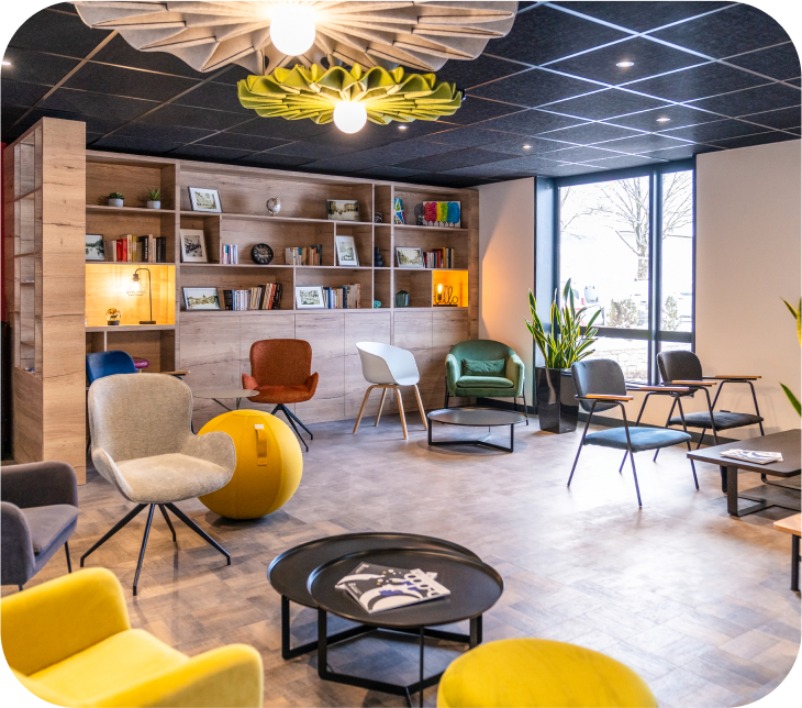 Salon cosy et décoré à l'hôtel Ibis de Pontarlier, offrant un espace de détente chaleureux