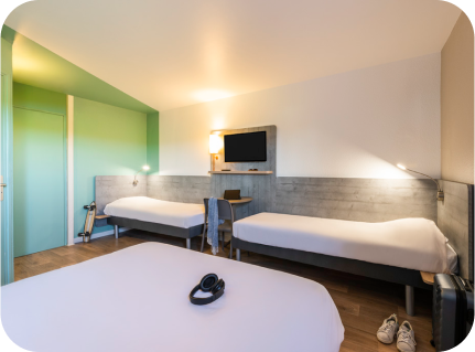 Chambre triple à l'hôtel Ibis Budget de Nuits-Saint-Georges, idéale pour un séjour en famille ou entre amis