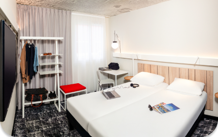 Chambre confortable à l'hôtel Ibis de Pontarlier, parfaite pour un séjour relaxant dans le Jura