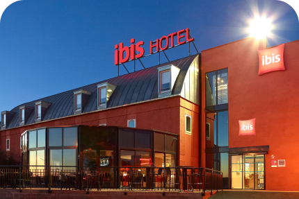 Façade moderne de l'hôtel Ibis à Chalon-sur-Saône, Bourgogne